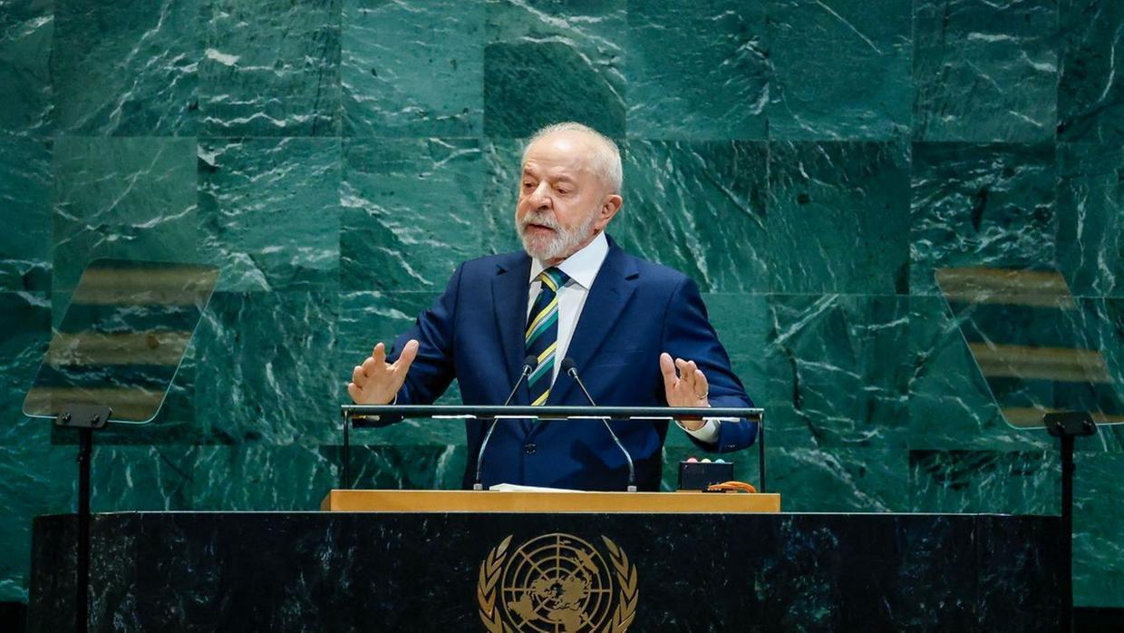 Lula discursa no púlpito da ONU. Ele veste um paletó