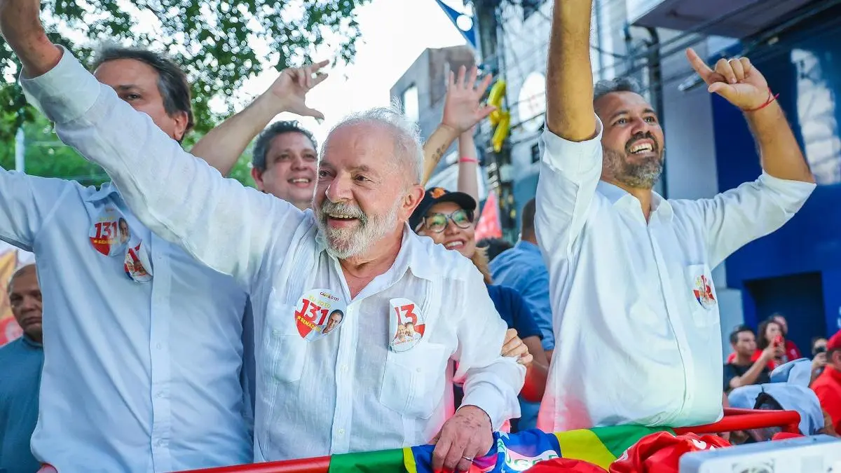Lula, Elmano e Camilo em uma picape fazendo campanha, os tres vestem branco