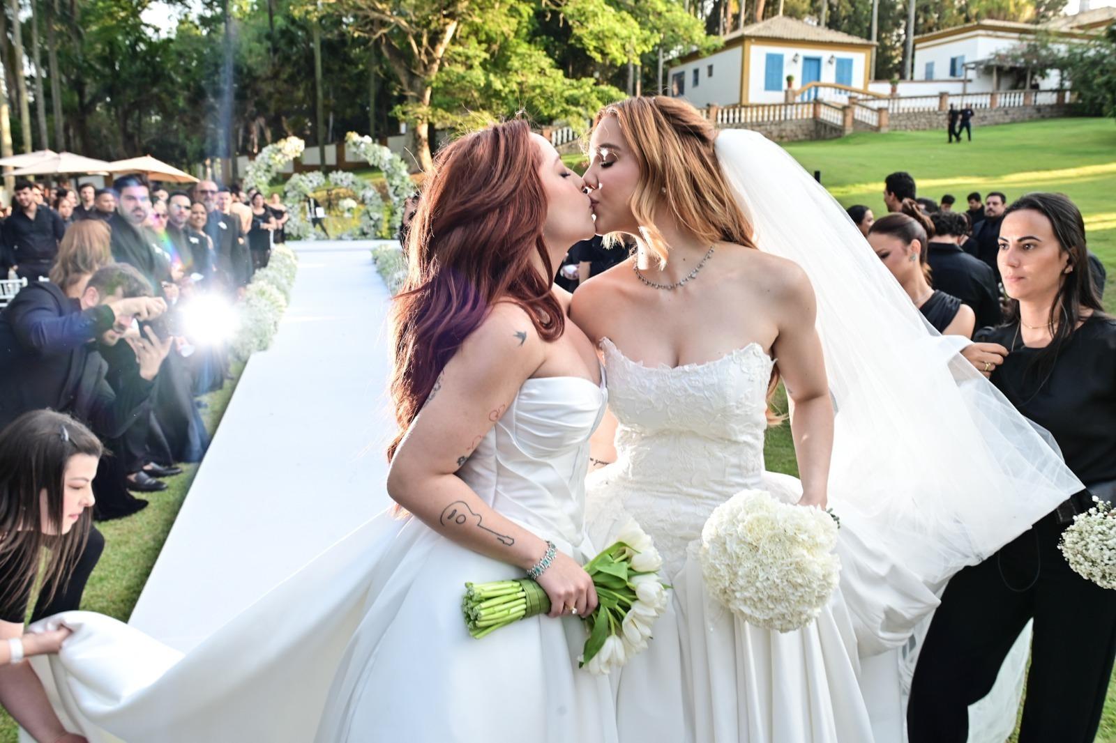 Mari e Júlia se beijam.