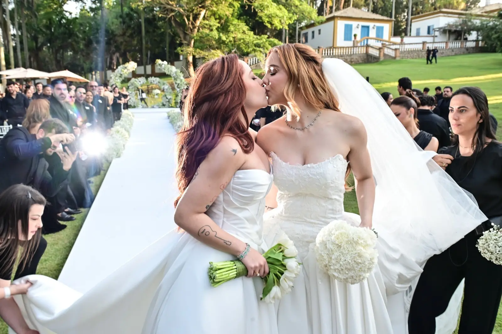 Mari e Júlia se beijam.