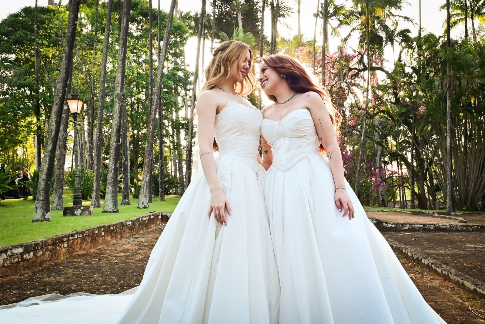Mari e Júlia posam para foto oficial do casamento.