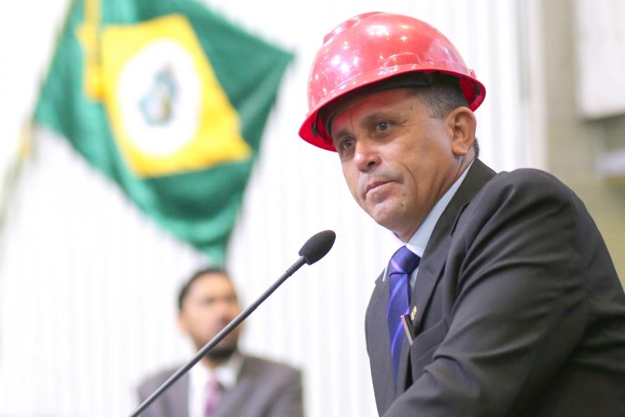 Foto mostra deputado Nestor Bezerra na tribuna da Alece utilizando capacete comum de profissionais da área da construção civil