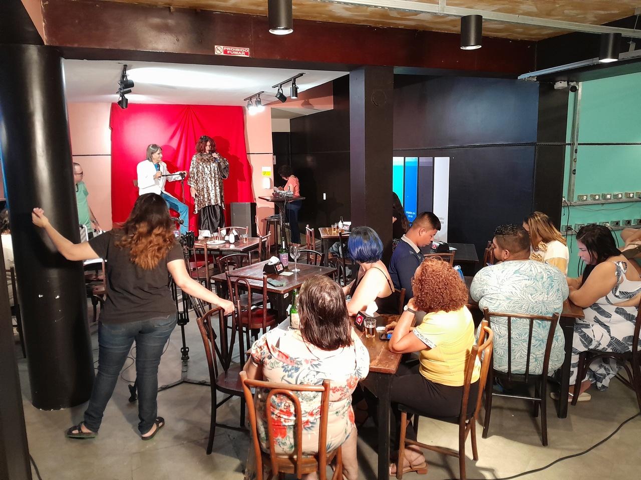 Imagem dos bastidores de gravações da comédia cearense 'Filosofia de Boteco'.