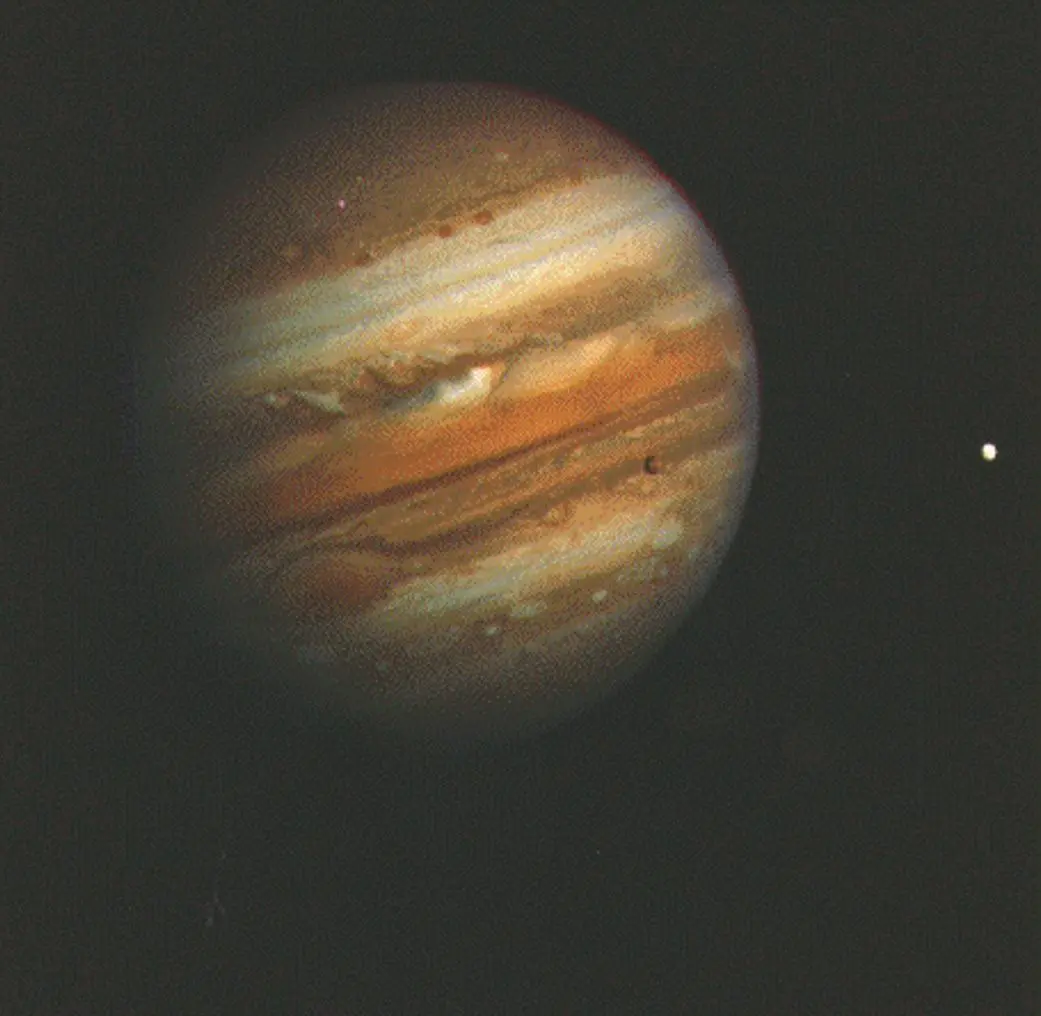 Imagem do planeta Júpiter, de tons rochosos laranjas.