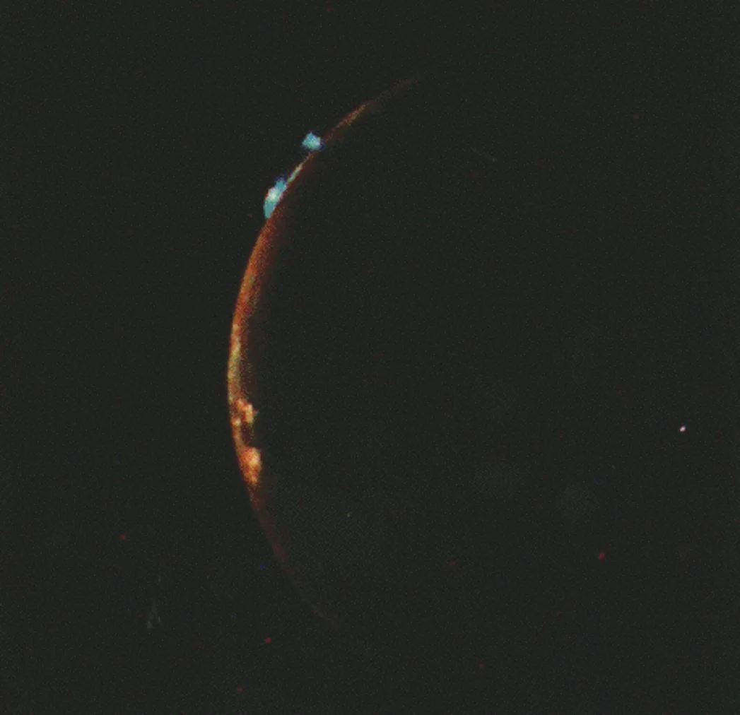 A maior descoberta das Voyagers foi o vulcanismo ativo no satélite Io. Pela primeira, vulcões ativos foram vistos em outro corpo do sistema solar. Os cientistas supõem que a atividade em Io afeta todo o sistema de Júpiter.