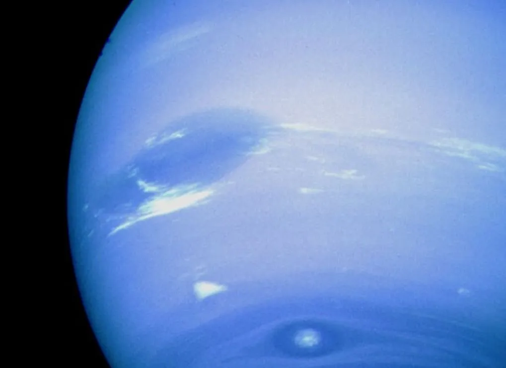 Netuno foi o último planeta externo visitado por uma espaçonave Voyager.