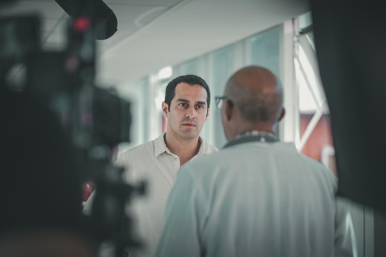 Imagem de bastidor do filme 'Milagre do Destino' na qual aparece o ator cearense João Fontenele.