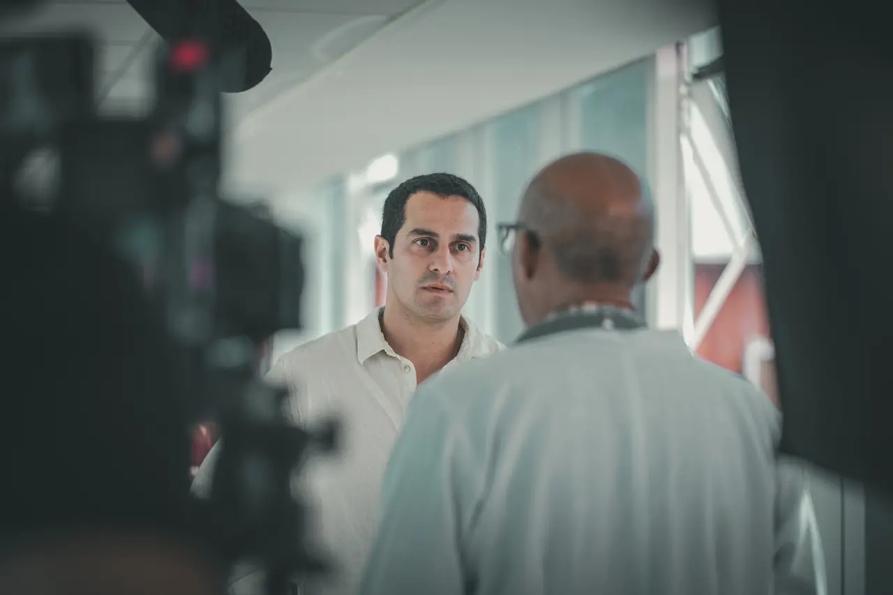 Imagem de bastidor do filme 'Milagre do Destino' na qual aparece o ator cearense João Fontenele.