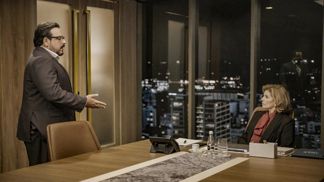 Freitas conversando com Odete em cena de Vale Tudo