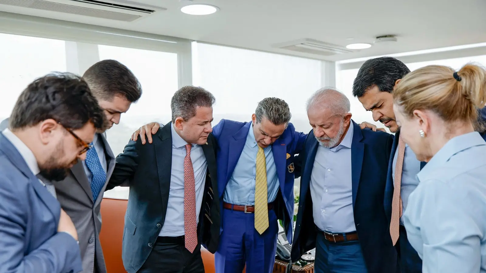 Lula com outros integrantes do governo, incluindo Jorde Messias e Gleisi Hoffman, durante oração com pastor. Imagem usada para matéria onde o atual advogado-geral da União poderá ocupar cadeira no STF.