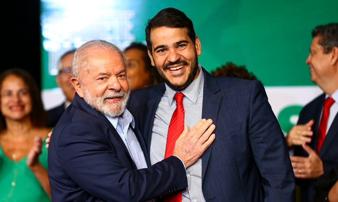 Lula abraça Jorge Messias no dia de sua nomeação a AGU. Imagem usada para matéria onde o atual advogado-geral da União poderá ocupar cadeira no STF.