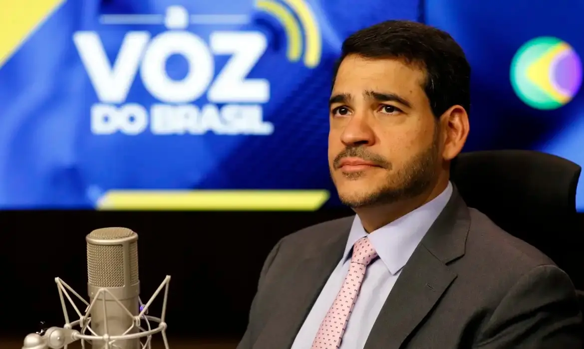 Jorge Messias durante o programa Voz do Brasil. Imagem usada para matéria onde o atual advogado-geral da União (AGU) poderá ocupar cadeira no STF.