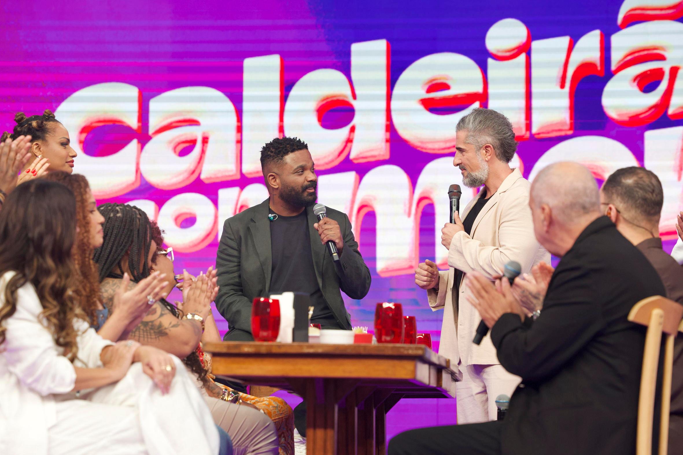 Grupo de artistas reunidos no programa com o apresentador Marcos Mion