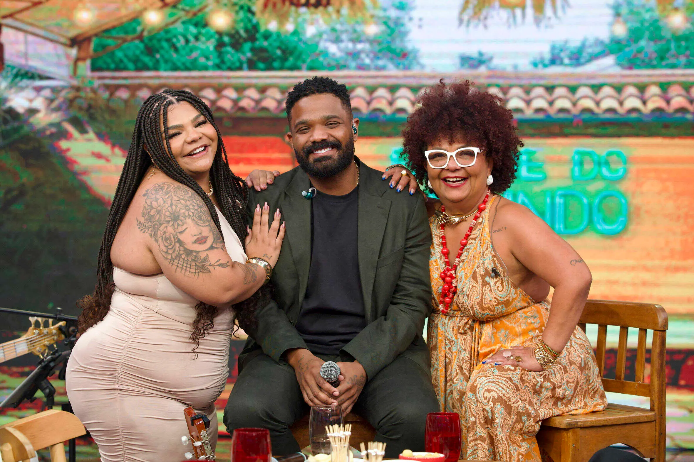 A família de Arlindo Cruz posa para foto no programa Caldeirão com Mion