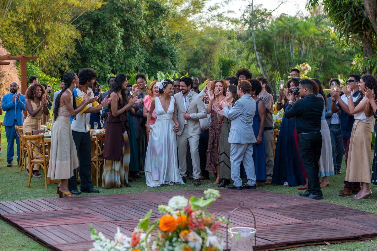 Atores reunidos no casamento de Raquel e Ivan em Vale Tudo.