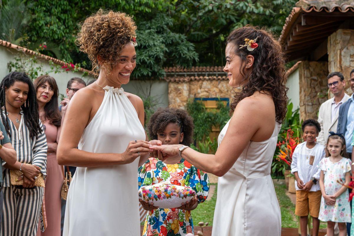 Laís e Cecília se casando de vestidos brancos em Vale Tudo. Ao fundo está a filha, Sarita.