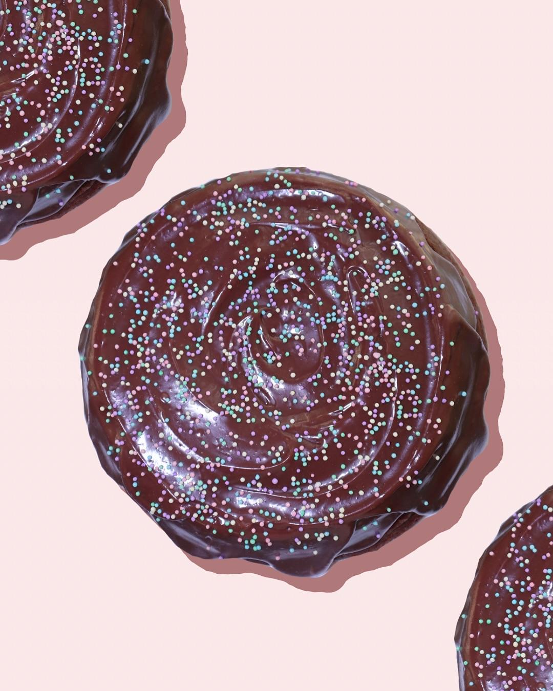 imagem de cima mostrando bolos de chocolate com confeitos coloridos.