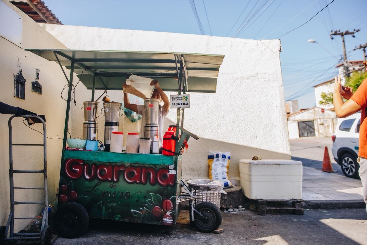 Na imagem, uma foto em plano aberto mostra a barraca de rua de 
