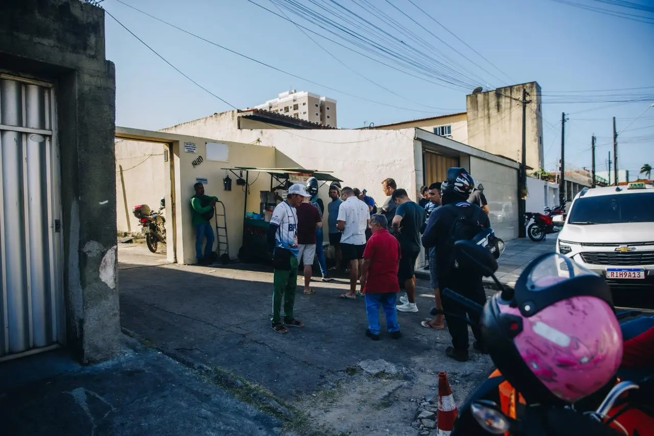 Na imagem, uma foto em plano geral mostra a barraca de rua de 