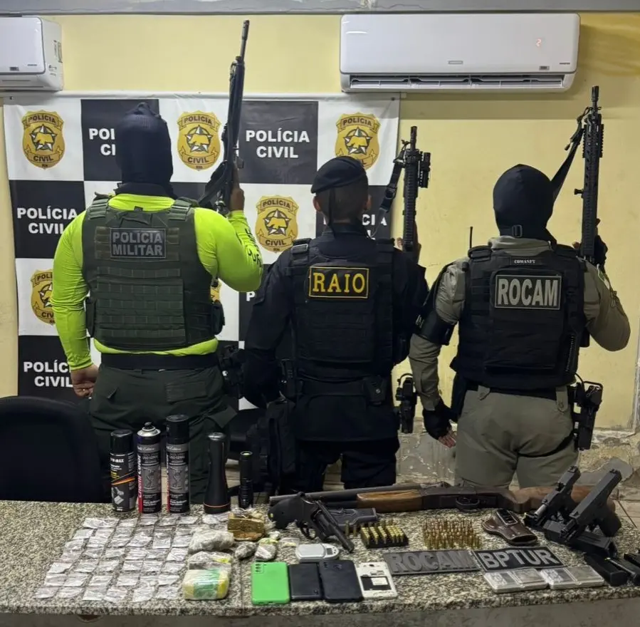 Foto mostra policiais militares que participaram de ação policial, que terminou com quatro suspeitos mortos, na divisa dos estados do Ceará e do Rio Grande do Norte.