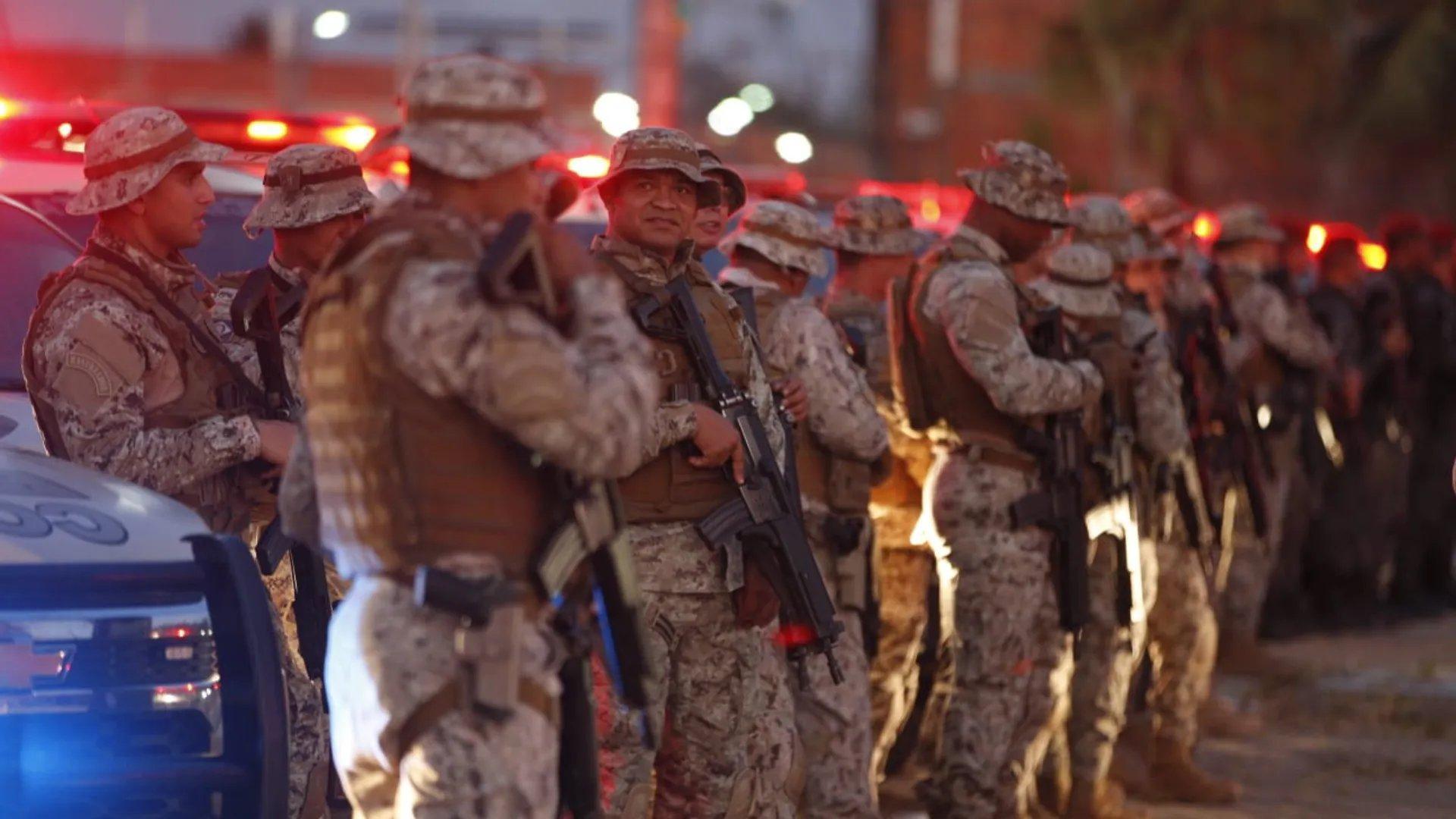 Imagem de militares responsáveis pelo monitoramento dos suspeitos de queima de fogos.