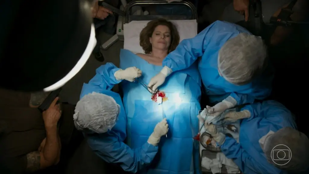 Cena de Vale Tudo mostrando uma cirurgia.