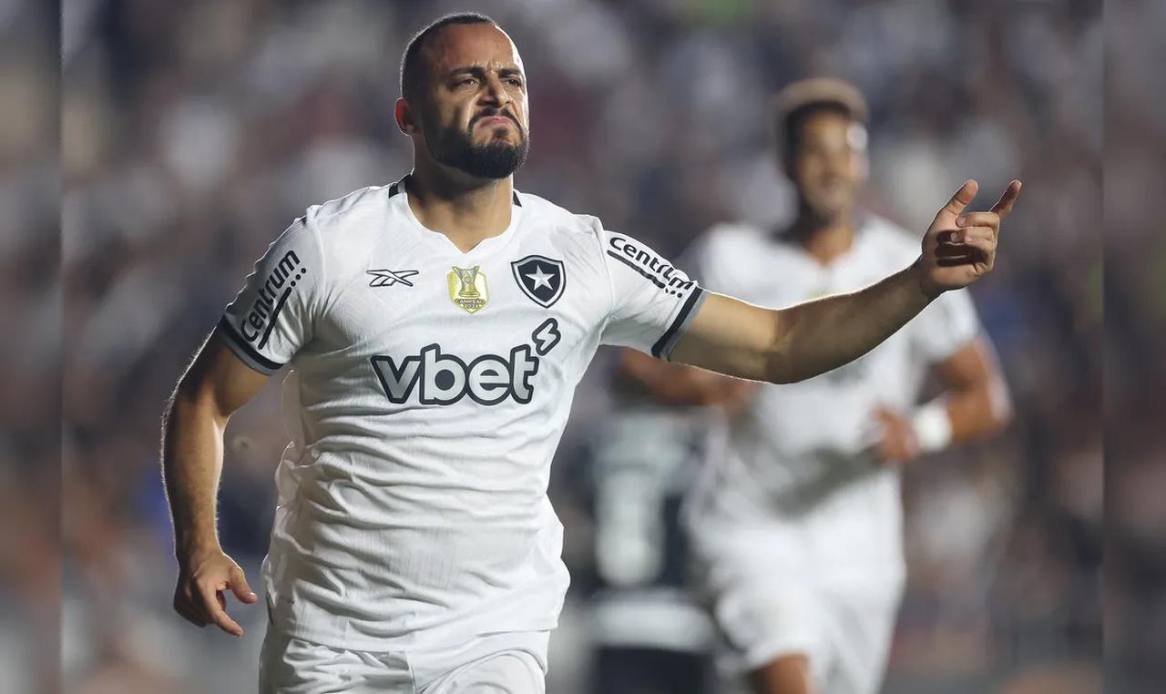 Arthur Cabral em ação pelo Botafogo