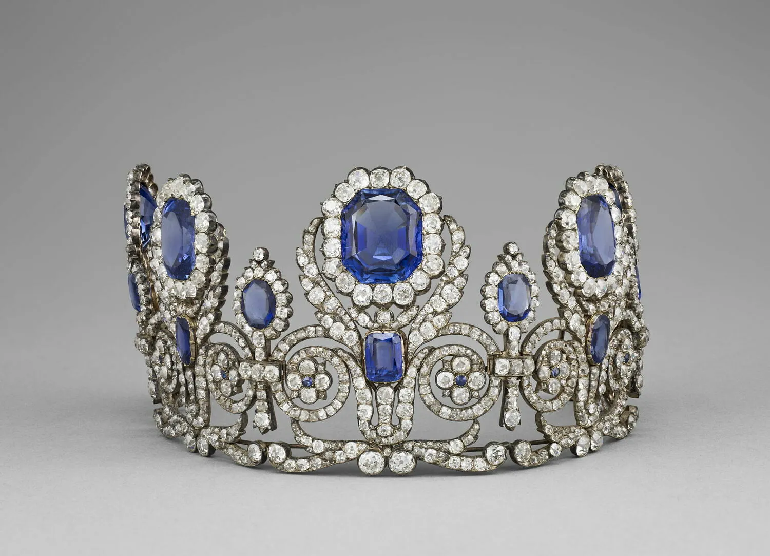 A tiara faz parte de um conjunto que originalmente incluía um colar, um par de brincos, broches, pente e braceletes.