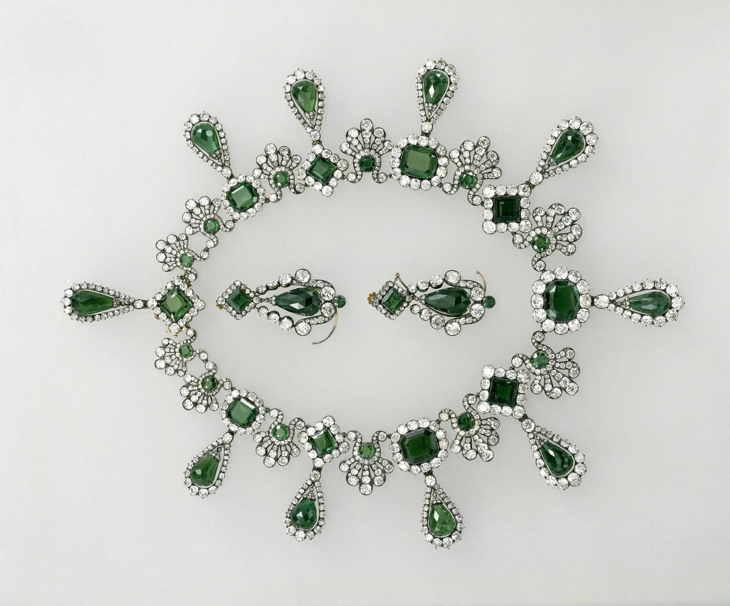 Colar e brincos de esperaldas.