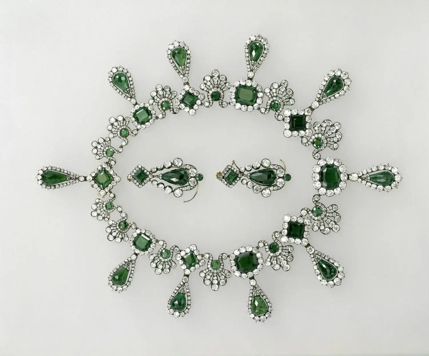 Colar e brincos de esperaldas.