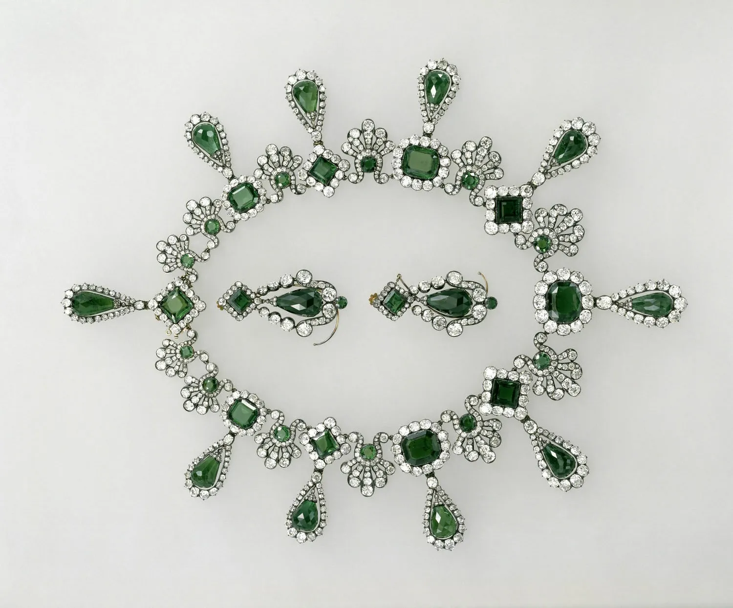 O conjunto completo incluía uma tiara, um colar, um par de brincos e um pente e foi um presente de casamento de Napoleão a à imperatriz Maria Luísa.