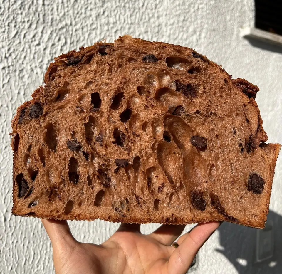 Panetone de chocolate criado por equipe liderada por cearense apresenta massa leve e aerada, com pedaços de chocolate, e é eleito o segundo melhor do mundo na Itália.