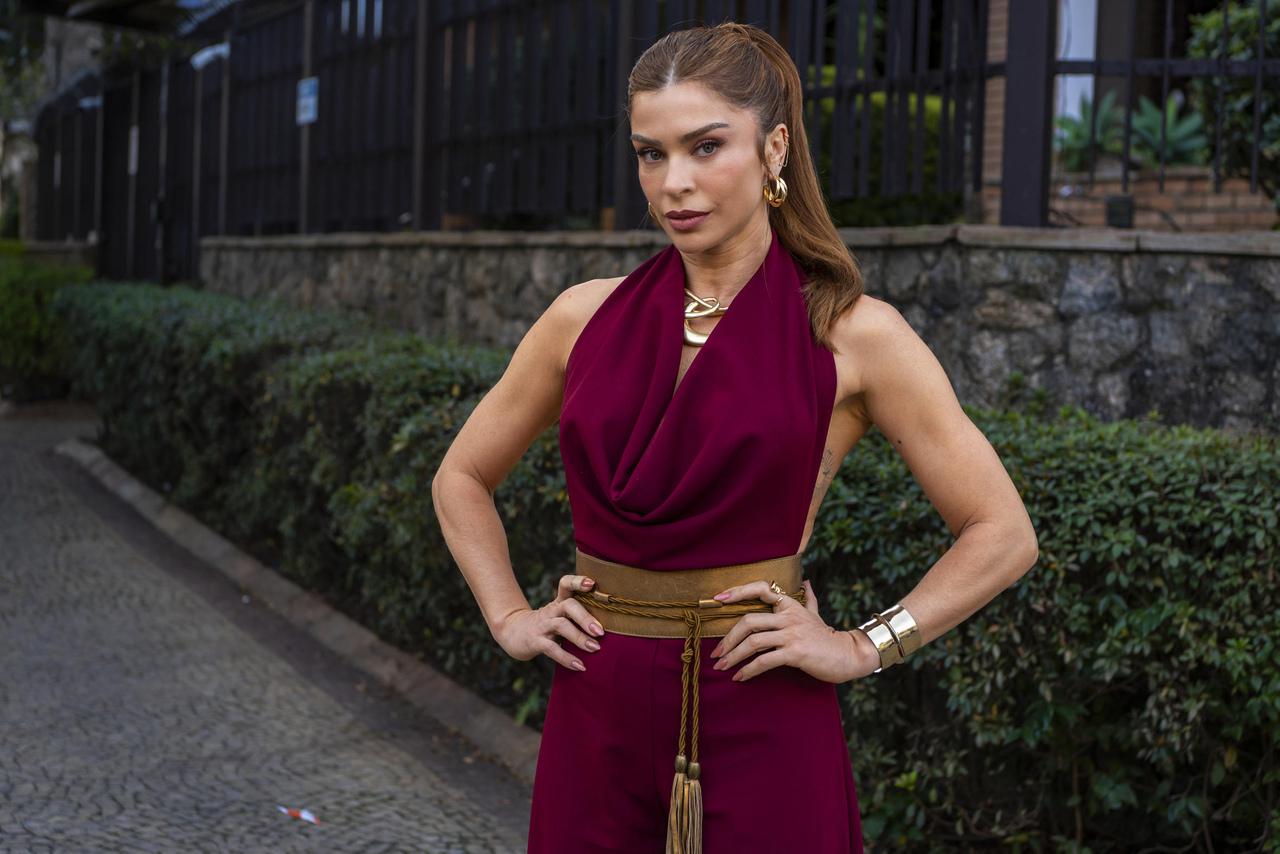 Grazi Massafera caracterizada como a vilã Arminda