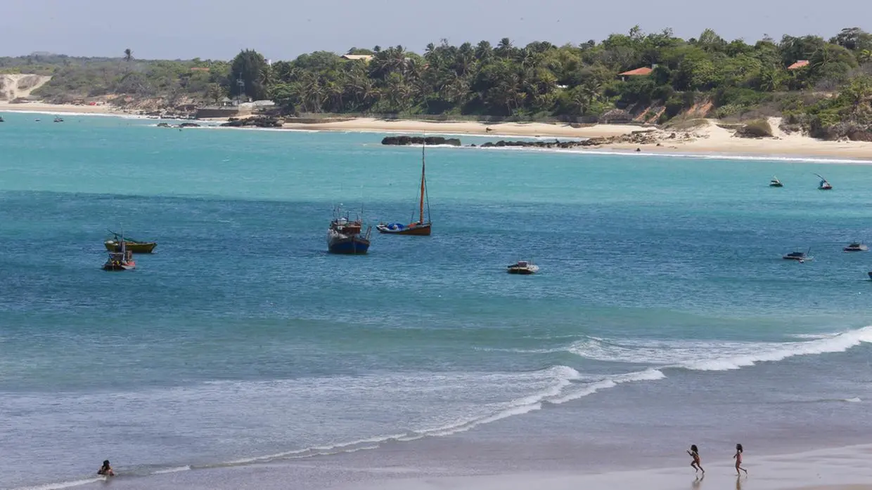 Imagem aérea da praia de Paracuru usada em matéria sobre temporada de ventos no Ceará.