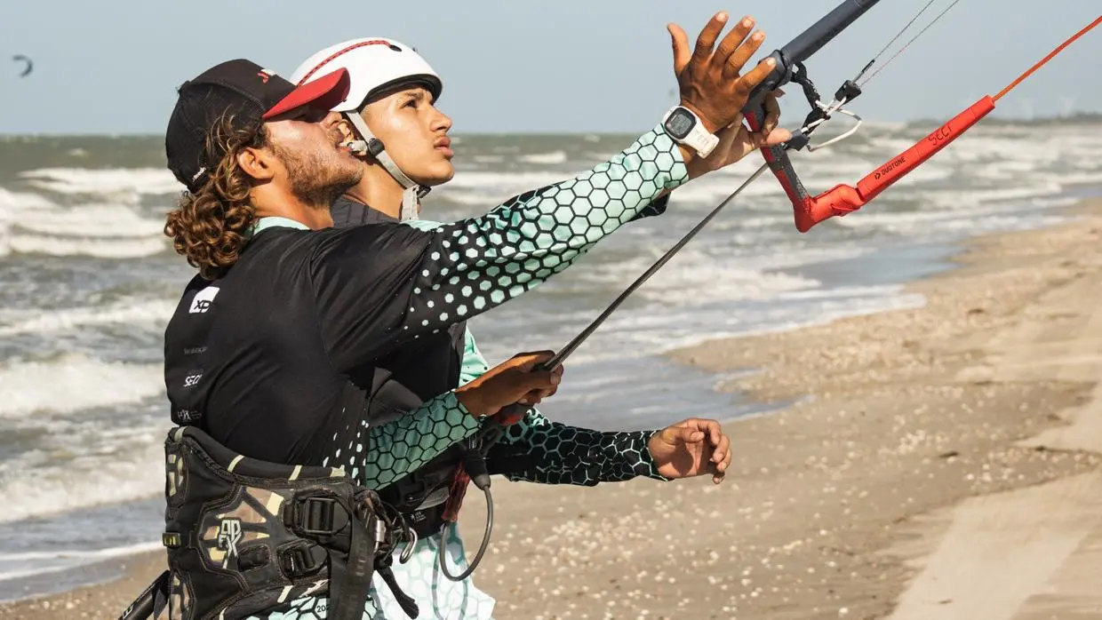 Aula de kitesurf na Praia do Preá. Imagem usada em matéria sobre temporada de ventos no Ceará.