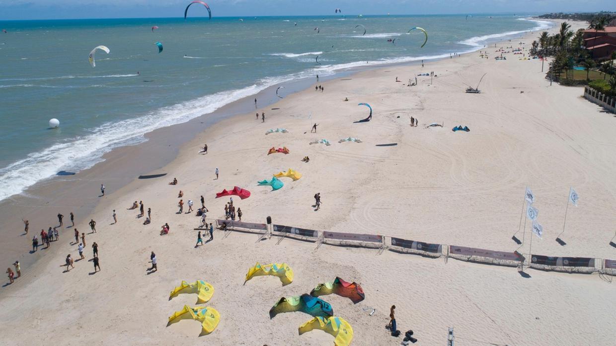 Imagem aérea da orla da Praia do Cumbuco. Imagem usada em matéria sobre temporada de ventos no Ceará.