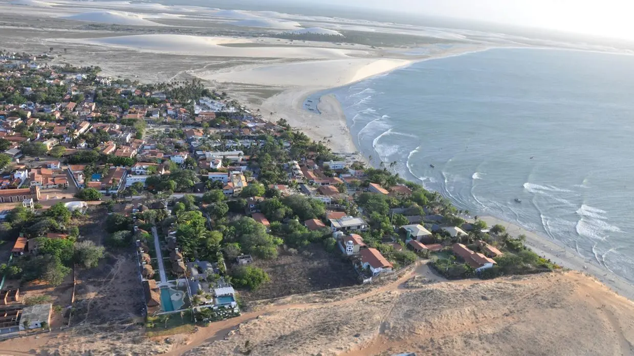 Imagem de cima do território de Jericoacoara e a orla da praia. Imagem usada em matéria sobre ventos no Ceará.