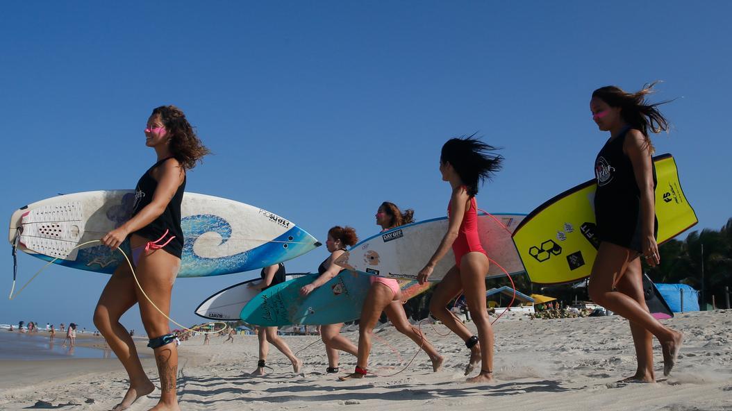 Menias praticando surf.