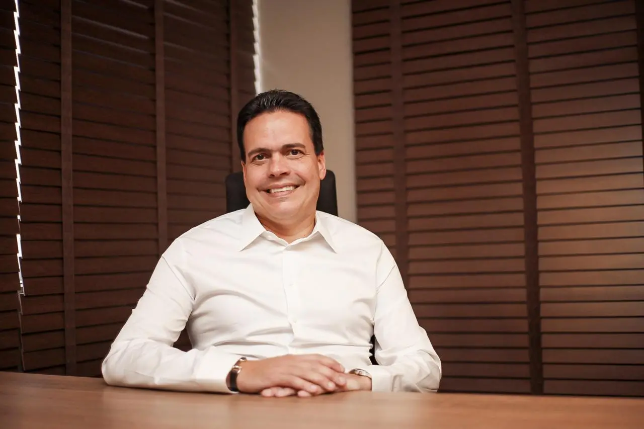 Foto de Fabiano Barreira em um escritório