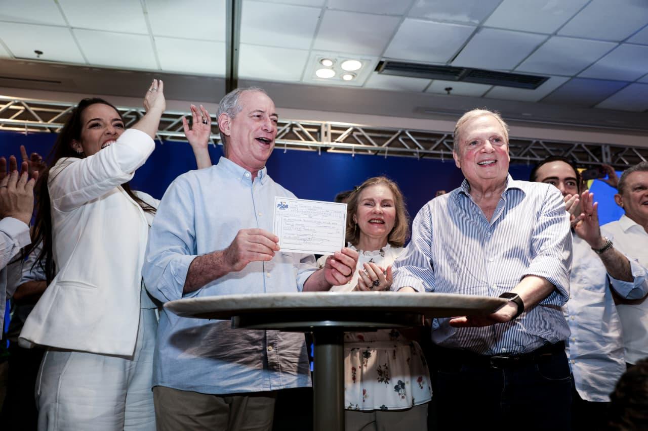 Imagem mostra Ciro Gomes segurando a ficha de filiação ao PSDB, ao lado de Tasso Jereissati. Ao fundo, estão Giselle Bezerra, esposa de Ciro; e Renata Jereissati, esposa de Tasso