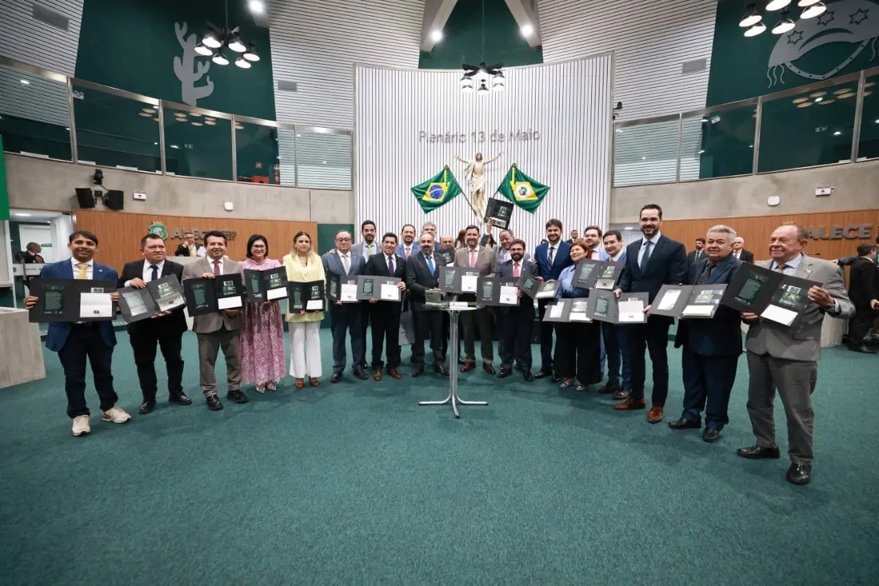Deputados no Plenário 13 de Maio na sessão da Alece nesta quarta-feira (22)