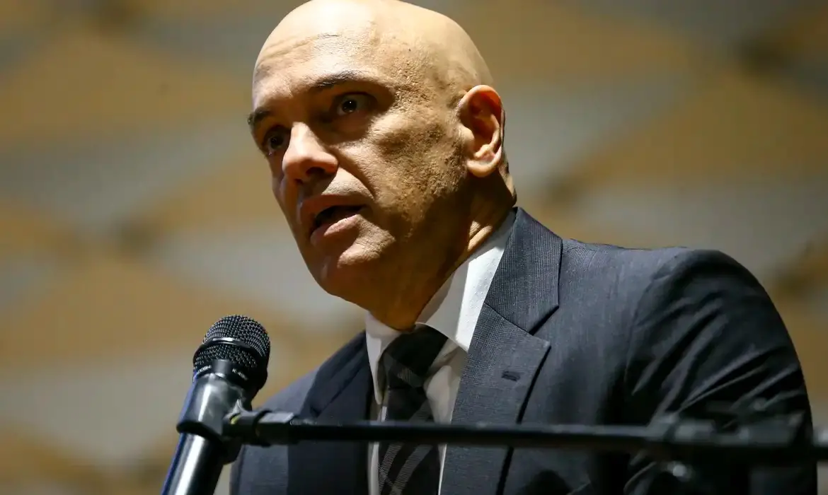 Ministro Alexandre de Moraes fala em um microfone.