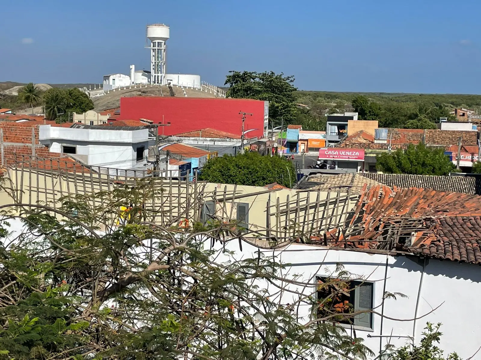 imagem de cima mostra telhado desabado em prédio da secretaria da educação de chaval.