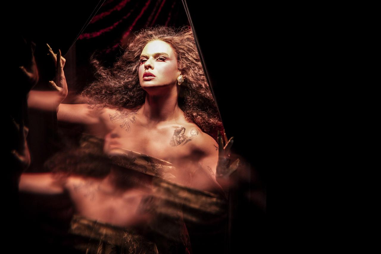 Foto da cantora Makem.