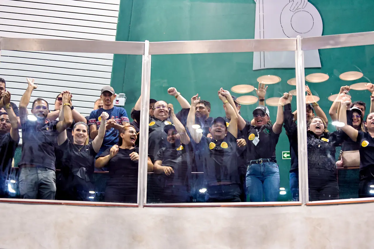 Foto mostra manifestantes nas galerias do Plenário 13 de Maio