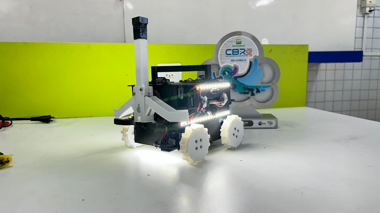 Robô móvel de programação com LEDs acesos em ambiente de laboratório de tecnologia e inovação, destaque para componentes eletrônicos e projeto de robótica.