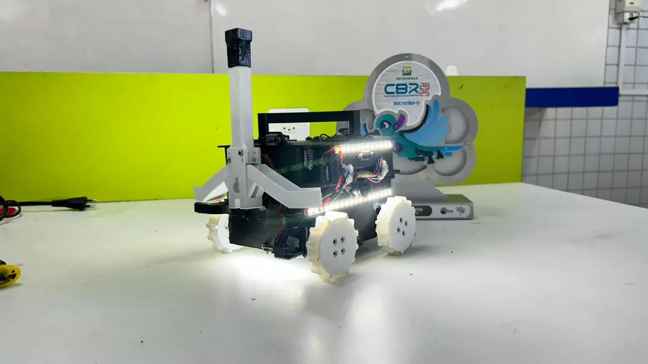 Robô móvel de programação com LEDs acesos em ambiente de laboratório de tecnologia e inovação, destaque para componentes eletrônicos e projeto de robótica.