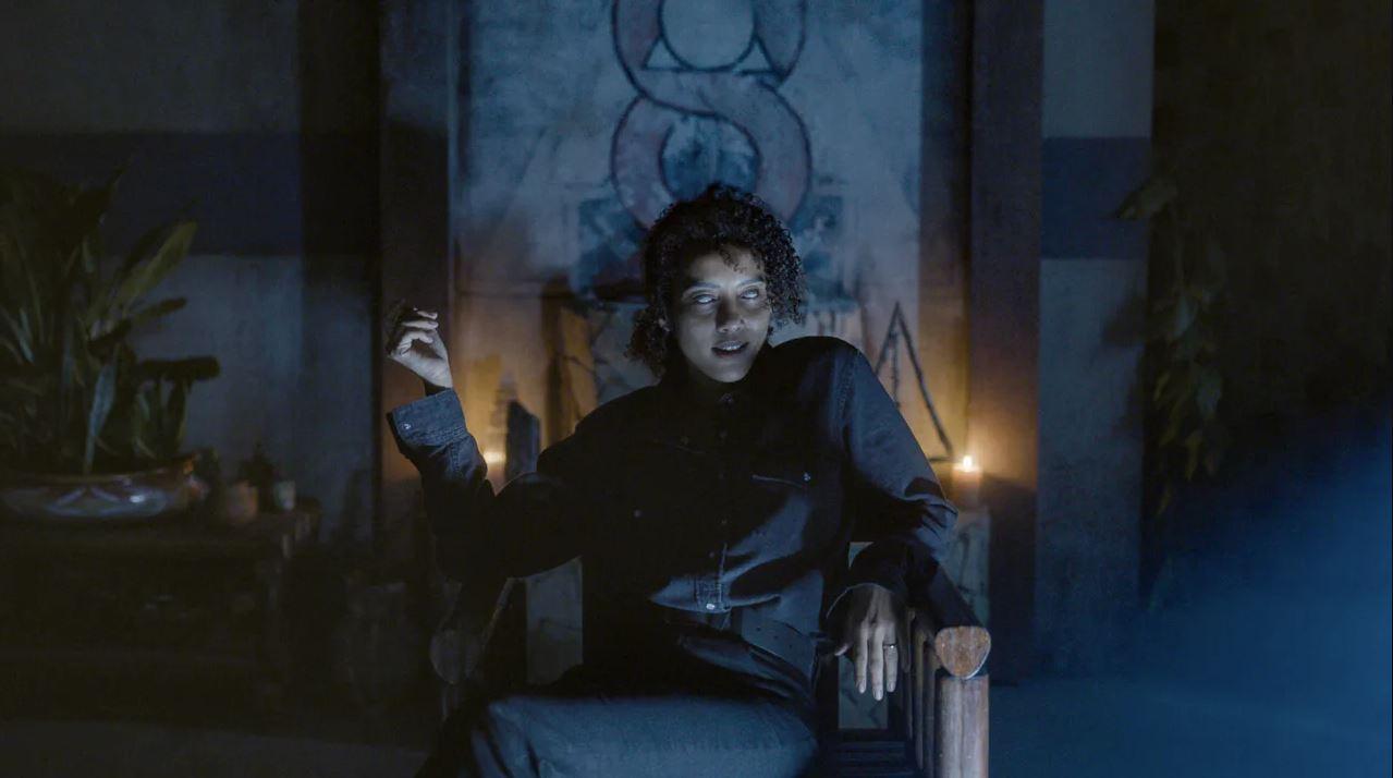 Taís Araújo como a delegada Bárbara Lopes na série Reencarne.