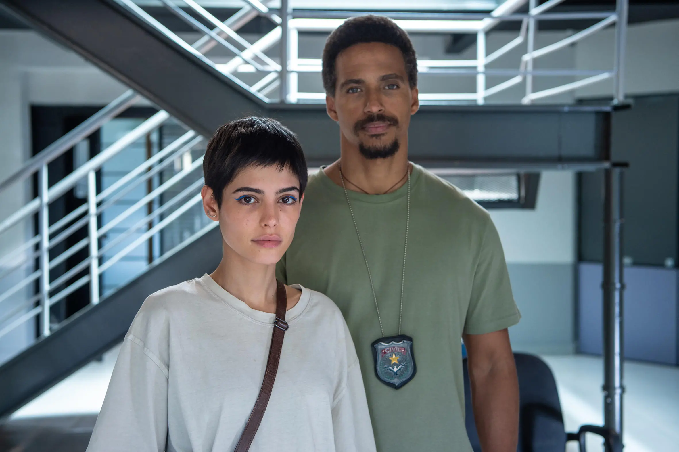 Túlio (Welket Bungué) e Sandra (Julia Dalavia) na série Reencarne, do Globoplay.