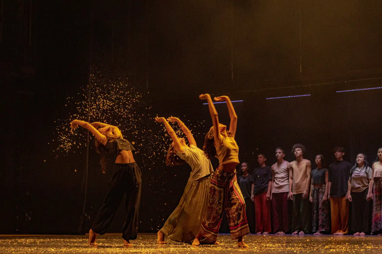 Imagem de divulgação do espetáculo 'Canto do povo de um lugar', da Escola de Dança de Paracuru, com três bailarinas em destaque.